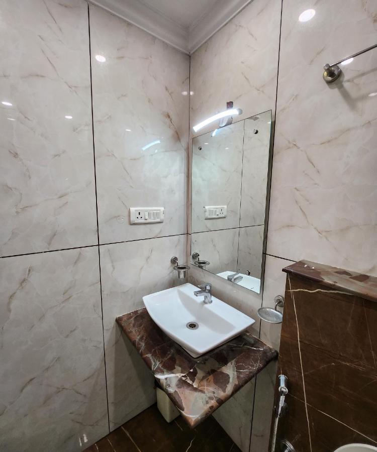 Capital O 6408 Hotel Delhi Heart นิวเดลี ภายนอก รูปภาพ
